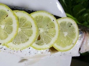 step1: 元朗烏頭洗乾淨肚內既黑膜和取出內臟，在魚身和肚內搽上鹽，再灑上黑椒