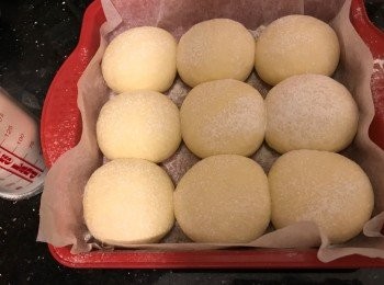 step6: 第二次發酵完成前10分鐘取出焗盤，170度預熱焗爐。
在麵團表面灑上高筋麵粉（如是排包則掃上蛋液）