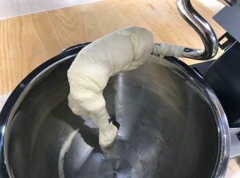 step1: 1、除牛油外，先將乾材料放入盤內用慢速搞勻，加入濕材料（留起30g鮮奶逐少加入）用1速攪3分鐘，之後轉2速攪3分鐘，加入已室溫放軟的牛油，用2速攪3分鐘，轉3速攪5分鐘至成團有薄膜
**注：酵母也可先用10g水搞勻，與其他濕材料一起放入盤內