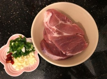 step1: 豬扒洗乾淨，加入醃料醃30分鐘
蒜頭切碎、辣椒仔切粒、葱切粒