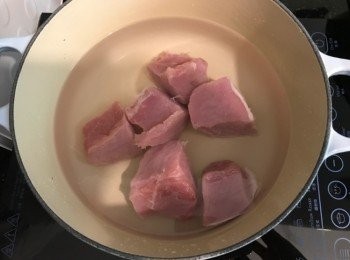 step2: 瘦肉洗淨，放入盛有清水的煲內，開大火煲滾