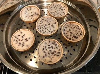 step9: 將粉漿倒入缽仔內，中大火蒸20分鐘至熟