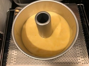 step7: 將麵糊倒進戚風模內、輕"噔"幾 下