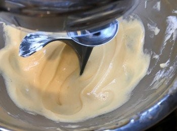 step6: 轉用Folding Tool，先將1/2蛋白霜放入蛋黃糊內，用慢速打至融合（約30秒），將餘下1/2蛋白霜放入蛋黃糊內，重覆以上步驟