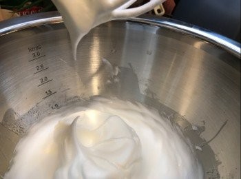 step2: 用中速打散蛋白至白色起泡，分三次加入糖打至廷身起勾（第一、二次用高速，第三次時加入粟粉及轉中速打至起勾），再用慢速打半分鐘
