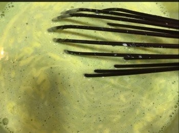 step6: 抹茶鮮奶趁熱倒入蛋黃混合物攪拌均勻，再倒回鍋中，以中小火加熱，期間不停攪拌