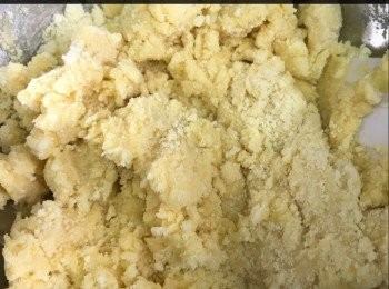 step2: 加入已打發全蛋拌匀直至蛋液消失