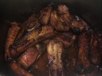 step5: 將醃汁中火煮滾，放入豬仔骨拌匀煮約2分鐘，熄火，上碟，灑上白芝麻装飾，即成。