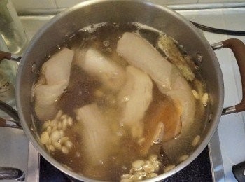 step5: 在煲內注入十碗清水, 放入已浸軟的陳皮、薑、浸好的扁豆和赤小豆(浸過的水不要)以中火煲滾, 滾起後放入粉葛、土茯苓、鯪魚和<a href="https://bit.ly/3ANJVUp" target="_blank" data-keyword="豬展" class="guide-link"><strong>豬展</strong></a> <span style="display:inline-block;vertical-align:middle;margin-top:-3px;color:initial;border-radius:3px;padding:2px 3px;font-size:12px;line-height:14px;background:#87d300;color:#fff;">即買</span> , 以中大火煲半小時後轉小火煲兩小時即成