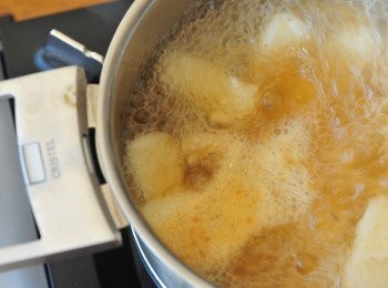 step7: 準備一鍋水，開中火，把浸軟的年糕放進水內，煮熟年糕（煮至軟身）後，隔水備用

在一個煲內，翻熱湯底，加入年糕煮至滾起後便可上桌