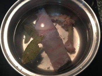 step2: 取小湯鍋放水7分滿，加入雞骨與魚骨，月桂葉、薑片和米酒，大火煮滾轉小火，接著就來去處裡主要用料。