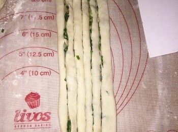 step6: 用刮刀如圖豎切幾刀，頭尾不切斷。