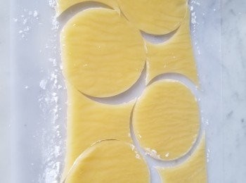 step10: 用圓模壓出圓皮..