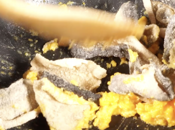 step4: 加入魚皮 (或其他<span class="group_1">食材</span>)，炒拌至蛋黃漿黏上魚皮，熄火起鑊