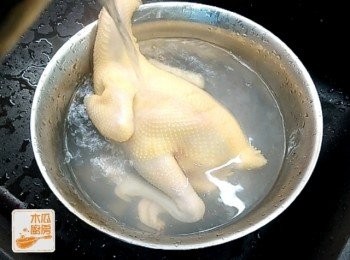 step1: 雞去掉內臟，清洗乾淨，用滾水浸洗雞皮，令雞皮收縮，再用水沖洗乾淨，抹乾