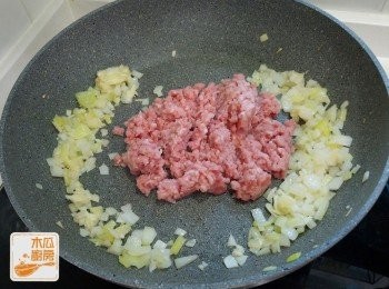 step3: 原鑊落少許油，將洋蔥、蒜蓉炒香，加入免治豬肉炒至熟