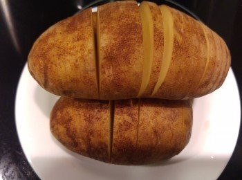 step2: 用刀切成一片片但不要切斷。