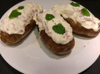 step7: 酸忌廉塗上薯仔表面。