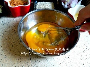 step6: 一隻雞蛋分開蛋黃及蛋白 , 餘下兩隻雞蛋連同一隻雞蛋的蛋黃拌勻成蛋液