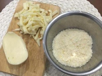 step13: 烹煮牛肉時，先將帕馬森磨粉；並將馬薩瑞拉起司切細條；