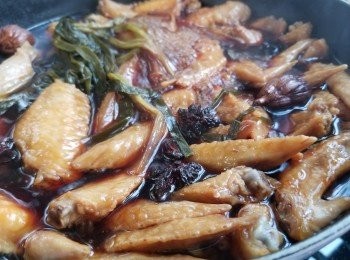 step3: 大火煮滾後，轉中小火煲煮三十分鐘，關火。