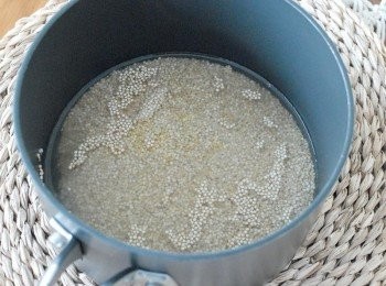 step3: 藜麥：先用水沖洗藜麥，然後瀝乾水份。煮沸200毫升水，加入藜麥，下少許鹽或雞粉，煮沸後，轉小火煮15分鐘。離火，再靜置5分鐘