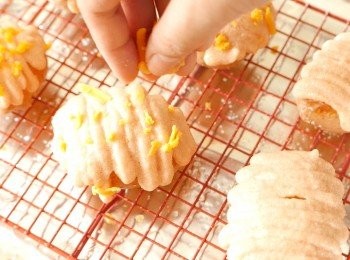 step6: 取出，在薯仔上唧上明太子醬，如沒有唧袋可直接把醬料抹上。灑上少量芝士碎，注意不要加過量芝士，否則會影響明太子的風味。