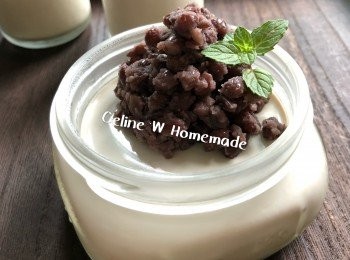 step1: 可做12樽小牛奶樽份量,糖(可因應個人口味加減）。魚膠粉（魚膠粉和糖盛載一起預先拌勻)
**將牛奶和忌廉倒入鍋內，用小火！倒入焙茶粉攪拌,
**隨後分數次加入糖和魚膠粉用打蛋器攪拌至溶化為止，
**不須煲滾只須煲至糖和魚膠粉都溶掉，入樽後放涼.
放涼後可放回雪櫃 雪至凝固