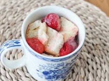 step2: 加入麵包（切丁）和水果，放入微波爐以最大火力加熱一半分鐘，停一停，再加熱45秒即成！