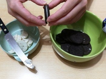 step1: Oreo要弄掉中間的夾心餡，然後壓碎。