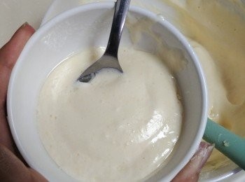 step4: 先打奶同油放小碗攪至混合，再先加少少麵糊攪拌混合，再倒回大麵糊中輕手從下而上攪拌。