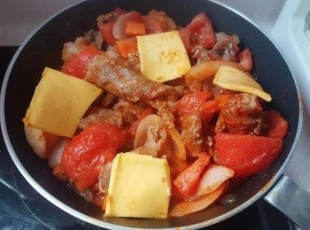 step11: 最後加入車打芝士混和及少量黑胡椒調味，加入少量生粉收水。