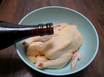 step3: 將雞從雪櫃取出把花彫酒塗抹在雞皮及腹腔內
醃約一小時（同時讓雞回溫）