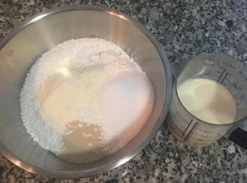 step2: 將奶粉、糖、鹽、酵母與高粉和低粉放在一起；雞蛋則是與牛奶混勻備用，