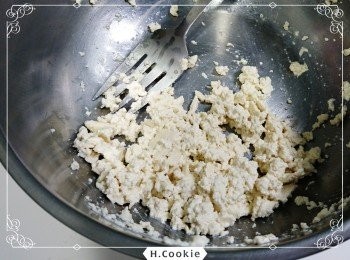 step1: 1.高麗菜切絲備用
2.純素培根片對切備用
3.板豆腐壓碎備用