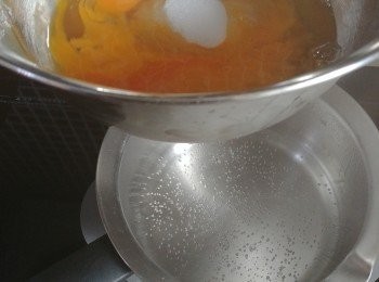 step1: 先預熱焗爐170度。5隻蛋加砂糖座熱水用打蛋器高速搞拌，小心不要過熱，令蛋糊大約30度左右，太熱蛋液會熟。