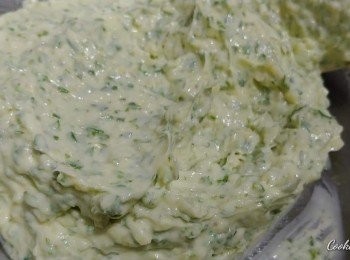 step2: 室溫牛油, 花芫茜, 蒜蓉, 鹽(自行調味) 攪勻