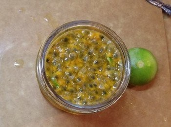 step1: 百香果切開對半，將果肉(可連核)刮入瓶內。