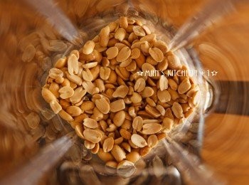 step3: 再來取出KitchenAid鑽石級果汁機，將花生倒入攪打成花生粉。