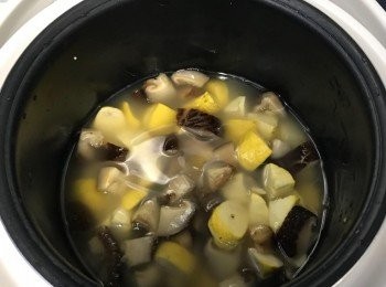 step2: 用清水將米洗淨及瀝乾，再加上冬茹及栗子粒後加入雞湯。雞湯需蓋過飯及所有材料後，開電飯煲煮飯。