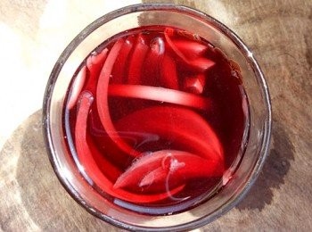 step3: 紅酒泡洋蔥，一天喝的量約1/4杯（飲五十毫升），年紀大的人一次喝 二十毫升左右。不喝的酒的人，可用2倍左右的開水稀釋飲用或每次到入電鍋內約4-5分鐘蒸發酒精後再飲用。浸過的洋蔥片一起食用效果會更好。