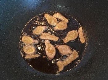 step5: 炒鍋加熱，放入香油與麻油，放入薑煎；