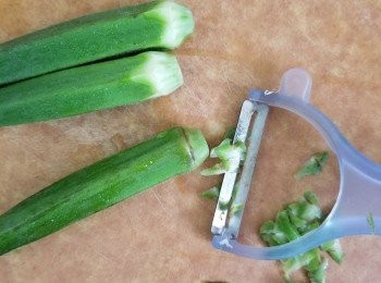 step1: 秋葵洗淨，用刨將蒂部較硬地方刨走