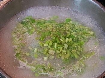 step5: 煮滾後，再加入芹菜煮滾。