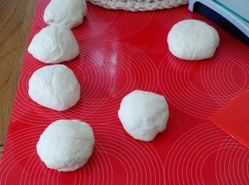 step5: 拿出麵糰，放在灑有麵粉的枱上，分成6至8份