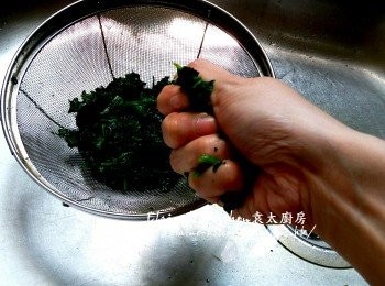 step6: 盛起放涼20分鐘後切碎 , 再用手渣乾水份