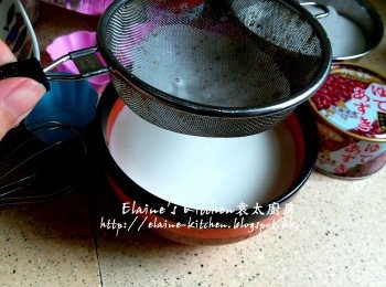 step4: 粟粉放入大碗內 , 加1杯水份量拌勻 , 再用隔篩去多餘粉粒