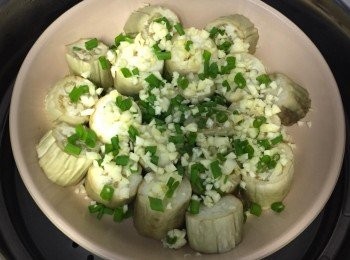 step2: 蒸好後加上蒜、蔥、生及老抽。