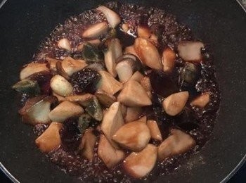 step11: 倒入醬汁，拌勻後大火燒；醬汁滾後試味道調整，要燒到有點收汁；