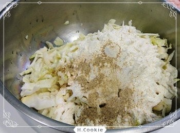 step2: 高麗菜及板豆腐放入大碗內，加入中筋麵粉及鹽、楜椒粉適量（也可加入其他<span class="group_1">食材</span>）